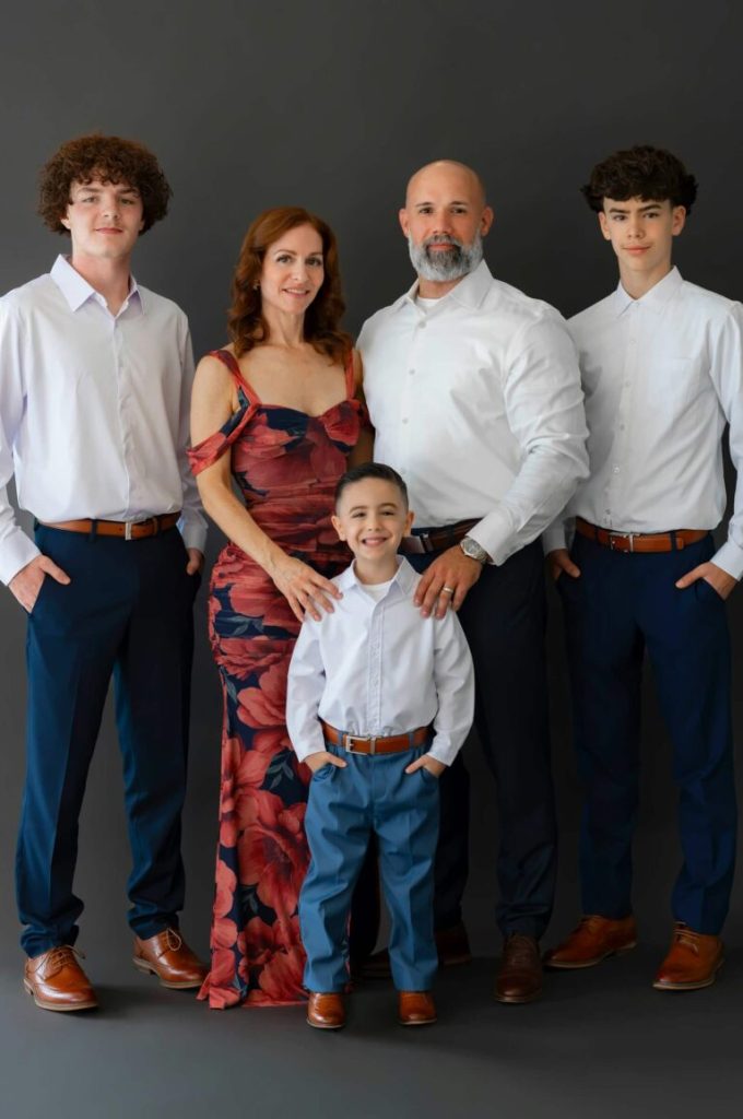 Familj med tre söner i vita skjortor, familjeporträtt i studio, modellfotograf Stockholm